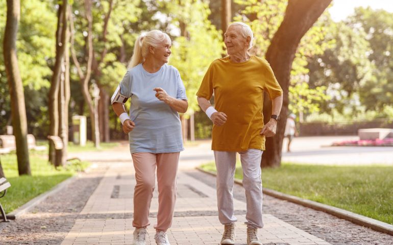 Presión arterial podría reducirse significativamente al minimizar sedentarismo o el tiempo de estar sentado