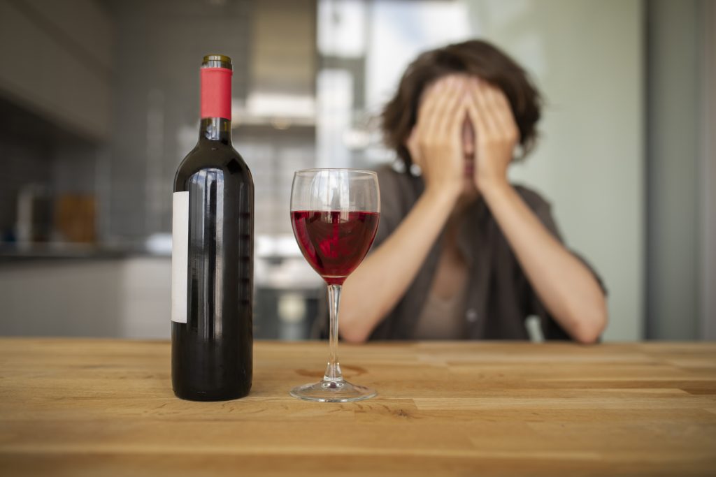 ¿Es seguro beber con moderación? Tres efectos del abuso de alcohol: sueño, depresión y demencia