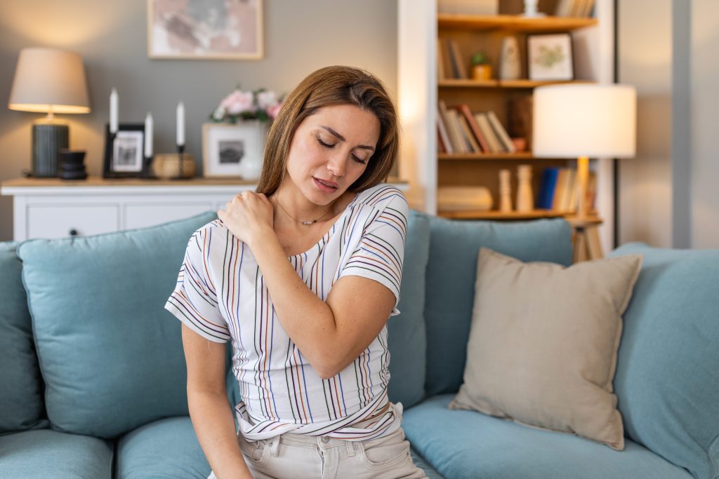Qué son los puntos gatillo o "nudos musculares" que causan dolor intenso y cómo tratarlos El estrés, las malas posturas y las deficiencias vitamínicas están entre las principales causas de este síndrome de dolor miofascial que puede irradiarse a otras zonas del cuerpo. Laura Guio Octubre 23, 2025 | | Tiempo De Lectura: 5 min Comparte en: Qué son los puntos gatillo o nudos musculares que causan dolor intenso y cómo tratarlos Un nudo muscular, también conocido como punto gatillo o contractura, es una zona de tensión dentro de las fibras musculares que se siente como un bulto duro y sensible. Fotomontaje: Revista MSP. Los puntos gatillo musculares representan una de las causas más frecuentes de dolor crónico en la población. Estas zonas hiperirritables, que se sienten como pequeños "nudos" al palpar los músculos, afectan a un porcentaje sorprendentemente alto de personas: hasta el 85% experimentará puntos gatillo en algún momento de su vida. Al presionarlos, estos puntos provocan una respuesta dolorosa intensa, a menudo desproporcionada respecto a la presión aplicada. Además del dolor, pueden causar rigidez muscular, debilidad y reducción notable del rango de movimiento en la zona afectada. Las múltiples causas detrás del dolor Los puntos gatillo no surgen por una única razón. Entre los factores desencadenantes más comunes se encuentran: Factores físicos: Lesiones musculares previas, movimientos repetitivos, mala postura, sobrecarga muscular, inactividad prolongada y exposición al frío. Factores psicológicos: El estrés y la ansiedad juegan un papel fundamental en la aparición y cronificación de estos nódulos dolorosos. Factores nutricionales: Las deficiencias de vitamina D, folato, B12, zinc o magnesio pueden aumentar significativamente el riesgo de desarrollar puntos gatillo. Otros factores: Problemas metabólicos, alteraciones hormonales, infecciones crónicas y debilidad muscular general. ¿Por qué duelen tanto? El dolor desproporcionado que caracterizan los puntos gatillo se explica por un proceso de sensibilización de los receptores nerviosos. Los cambios químicos que ocurren en el músculo sometido a estrés crónico generan una respuesta exagerada al dolor. Esta situación crea un círculo vicioso: las fibras musculares permanecen contraídas, lo que favorece la formación de más nódulos y perpetúa el malestar. Además, el dolor miofascial suele acompañarse de síntomas secundarios como cefaleas, fatiga, alteraciones del sueño y estados de ansiedad. No confundir con fibromialgia Aunque comparten algunas características, los puntos gatillo del síndrome de dolor miofascial y la fibromialgia son condiciones diferentes que requieren abordajes distintos. Los puntos gatillo provocan dolor referido a otras zonas y generan una respuesta de contracción muscular al presionarlos. Por el contrario, los puntos sensibles de la fibromialgia no irradian dolor ni producen respuesta refleja. Adicionalmente, la fibromialgia se caracteriza por dolor generalizado en todo el cuerpo, mayor cantidad de zonas dolorosas, fatiga intensa y síntomas adicionales como problemas digestivos o sensaciones de ardor y hormigueo. El dolor miofascial, en cambio, suele ser más localizado. Diagnóstico No existen análisis de sangre ni estudios de imagen específicos para detectar puntos gatillo. El diagnóstico se basa en la exploración física realizada por un profesional de la salud. Durante la evaluación, el médico palpa los músculos buscando bandas tensas y aplica presión sobre los puntos sospechosos. Si el paciente experimenta dolor localizado o irradiado, o presenta espasmo muscular, se confirma la presencia del punto gatillo. En casos donde los síntomas puedan confundirse con otras enfermedades, pueden solicitarse estudios complementarios para descartar otras causas. Tratamientos disponibles El abordaje del dolor miofascial requiere combinar diferentes estrategias terapéuticas: Terapias manuales y físicas: Fisioterapia, masaje terapéutico, punción seca, técnicas de "rociar y estirar", terapia láser, ultrasonido y estimulación eléctrica. Automasaje: Uso de pelotas, rodillos de espuma u otros dispositivos para aplicar presión controlada sobre los puntos gatillo. Aplicaciones térmicas: Calor o frío según el caso, para relajar la musculatura y reducir la inflamación. Medicación: Cremas analgésicas, antiinflamatorios no esteroides y, en casos resistentes, inyecciones de anestésicos locales o esteroides. Terapias complementarias: Acupuntura, electroacupuntura y, en investigación, terapia con plasma rico en plaquetas. Importancia de la prevención Evitar la recurrencia del dolor miofascial es posible adoptando hábitos saludables: Actividad física regular: El ejercicio moderado fortalece la musculatura y previene contracturas. Gestión del estrés: Técnicas de relajación como yoga, meditación o respiración consciente ayudan a reducir la tensión muscular. Corrección postural: Mantener una ergonomía adecuada en el trabajo y las actividades diarias. Nutrición antiinflamatoria: Seguir una dieta equilibrada, preferentemente mediterránea, evitando alimentos proinflamatorios como frituras, lácteos, refinados, procesados y bebidas azucaradas. Hidratación adecuada: Mantener una correcta ingesta de líquidos. Descanso suficiente: Dormir las horas necesarias y mantener una buena higiene del sueño. Suplementación: Corregir deficiencias vitamínicas bajo supervisión médica. ¿Cuándo consultar al especialista? Ante un dolor muscular que persiste más allá de unos días, que limita las actividades cotidianas o que se acompaña de otros síntomas, es fundamental consultar con un profesional de la salud. Los especialistas en medicina física, fisiatría o manejo del dolor pueden diseñar un plan terapéutico personalizado que combine las opciones más adecuadas para cada caso, facilitando la recuperación y ayudando a prevenir futuras recaídas.