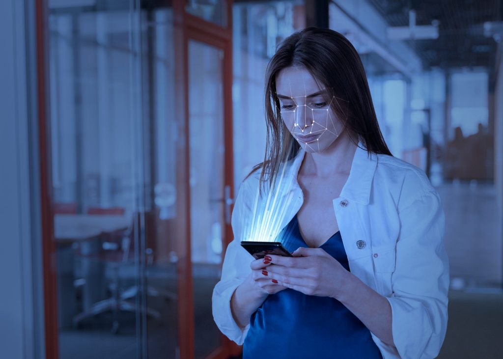 Luz azul de celulares y pantallas: ¿Nuevo factor de riesgo para el cáncer de piel?