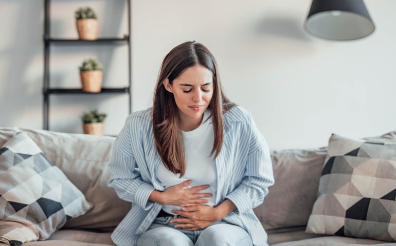 "Gastritis nerviosa": Cómo el estrés y la ansiedad intensifican la acidez y el ardor estomacal