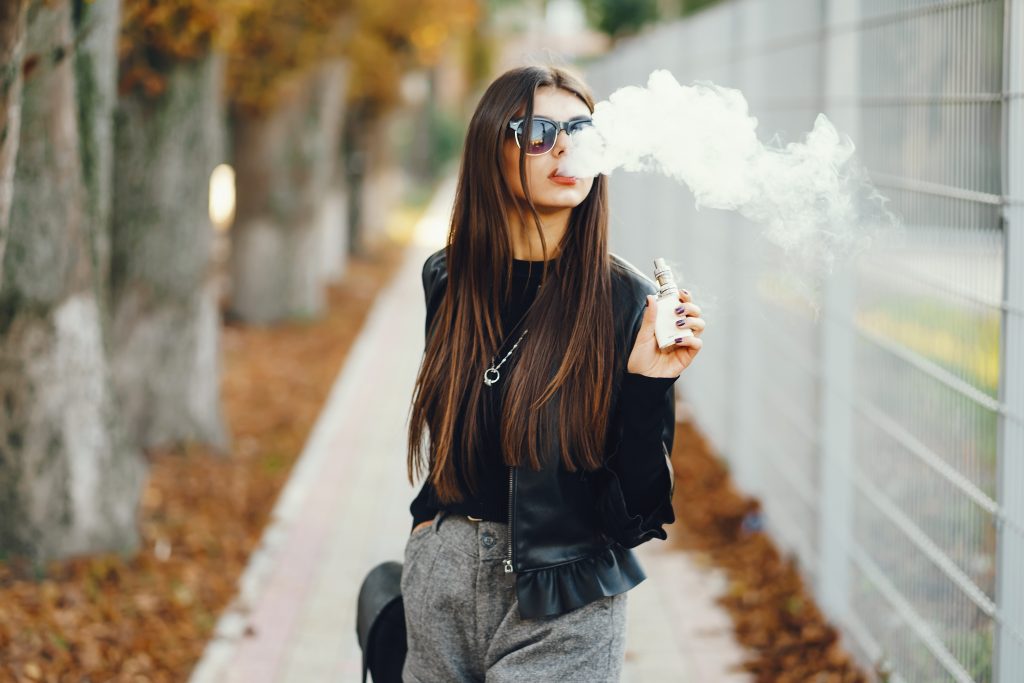Vapear afectaría la eficiencia respiratoria y el rendimiento físico de los jóvenes tanto como fumar