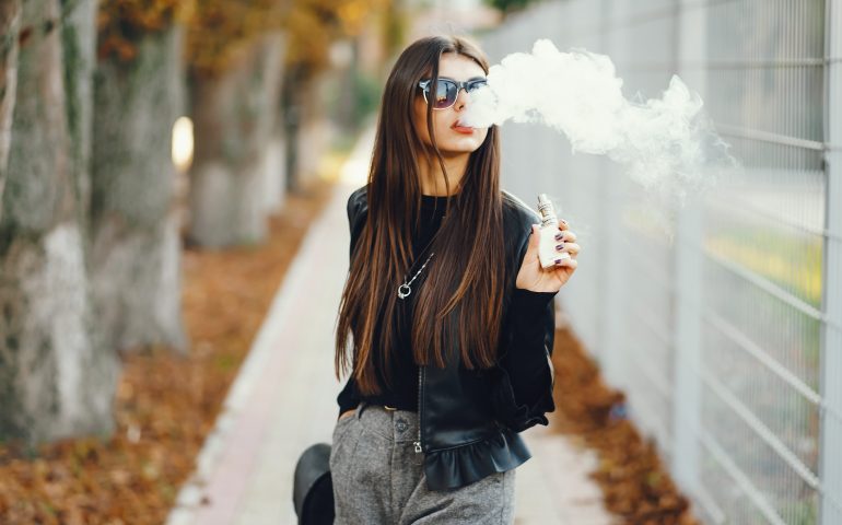 Vapear afectaría la eficiencia respiratoria y el rendimiento físico de los jóvenes tanto como fumar
